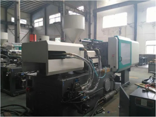 HJF240 240 Ton Plastic Autoinjectie het Vormen Machine Hoge Reactie 5.4*1.5*2m
